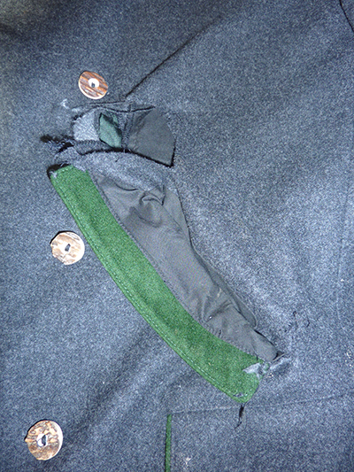 Brusttasche von Lodensakko  aufgerissen